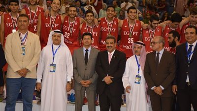 وزير الرياضة يسلم كأس البطولة العربية للسلة لمنتخب مصر (صور)