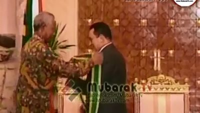 بالفيديو.. مبارك ومانديلا يتبادلان 