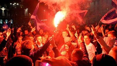 بالصور.. الجميلات يشعلن إنجلترا احتفالًا برفض الاستقلال