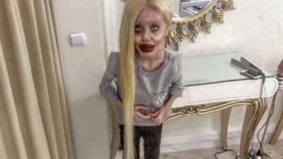 شبيهة أنجلينا جولى تكشف عن وجهها الحقيقي لأول مرة (فيديو وصور)