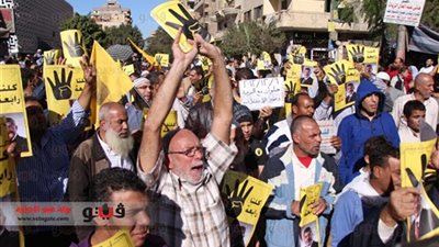 أهالي حلوان يلقون أكياس المياه على أنصار 