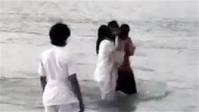 شاب ينقذ طفلة من الغرق في السعودية (فيديو)