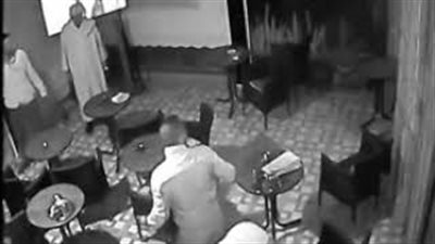 لقطات مروعة لشاب يعتدي على آخر بسيف داخل مقهى (فيديو)