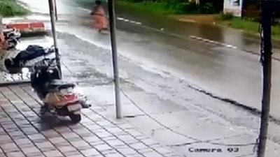 لحظة دهس دراجة نارية امرأة بطريقة مروعة (فيديو)