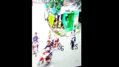 لحظة مصرع زوجين في حادث سير مروع (فيديو)