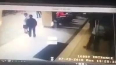 لحظة قتل حارس أمن لرجل بسبب مشاجرة (فيديو)