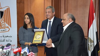 بالصور.. وزير الرياضة يكرم رنيم الوليلي بـ200 ألف جنيه