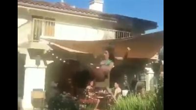 نهاية مفجعة لفتاة حسناء حاولت القفز في حمام السباحة (فيديو)