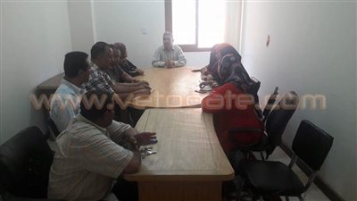 مدير تضامن البحرالأحمر يجتمع مع موظفي «خدمات الأسرة» بالغردقة