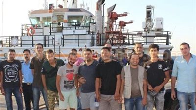 بالصور.. القوات البحرية تنقذ لنشًا سياحيا من الغرق بالغردقة