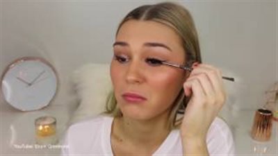 بالفيديو.. مدونة جمال تضع «مكياج كامل» بأحمر الشفاه