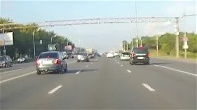 بالفيديو.. دراجة نارية تحطم سيارة