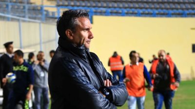 كارتيرون يجتمع مع جهازه المعاون قبل مران الأهلي في بتسوانا