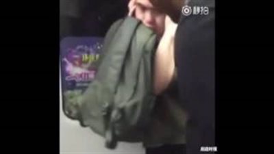 بالفيديو.. سائح يلقن صينيا «علقة ساخنة» بعد نعته بـ«الشيطان الأسود»