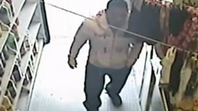 بالفيديو والصور.. رجل يسرق متجرا بـ«موزة»