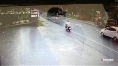 بالفيديو.. لحظة طيران سائق دراجة أثناء اعتراضه طريق سيارة
