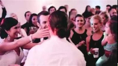 بالفيديو.. عروس تعد مفاجأة مميزة لصديقتها أثناء حفل زفافها