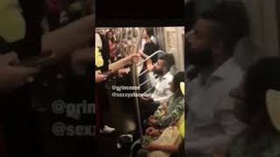 امرأة تعتدي على رجل داخل مترو وتجلس فوقه (فيديو)