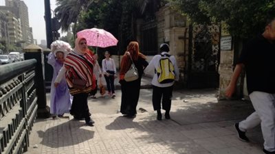 «الأشجار والمظلات» وسيلة المواطنين للاحتماء من الشمس (صور)