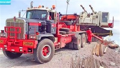 بالفيديو.. لحظة انقلاب شاحنة تنقل رافعة ضخمة