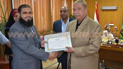 بالصور.. محافظ الإسماعيلية يكرم أوائل الثانوية العامة والأزهرية