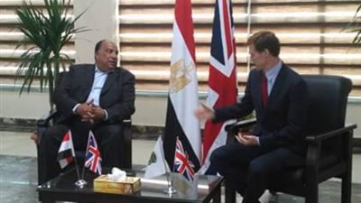السفير البريطاني يشيد بزعيم الثغر.. ويمدح محمد صلاح