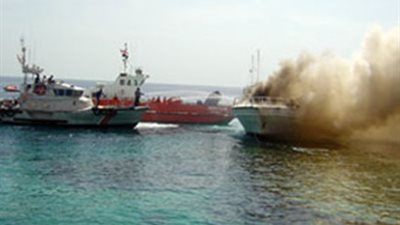 إصابة 3 صيادين من دمياط في حريق مركب بالسويس