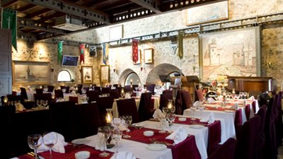 سيدة بريطانية تساعد الخاطبين الجدد بـ