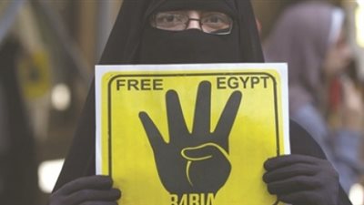 إخوانية تلوح للأمن بإشارة رابعة.. وضابط يرد: السيسي أمرنا بحمايتك