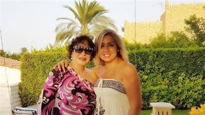 لبلبة تتألق بفستان مبهج في الساحل الشمالي (صور)