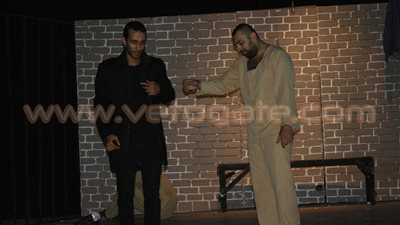 بالصور.. «رقابة مشددة».. تجسد الزنزانة على المسرح العائم