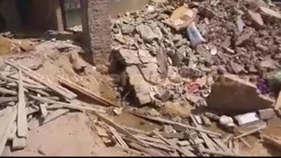 بالصور.. انهيار جزئي بأحد العقارات في الإسماعيلية