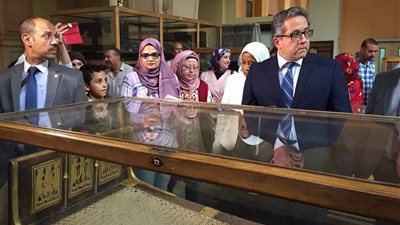 وزير الآثار يتفقد أعمال تطوير سيناريو العرض للمتحف المصري (صور)