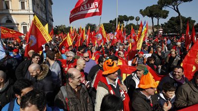 نقابات العمال الإيطالية تنظم احتجاجًا على خفض الأنفاق وتجميد الأجور