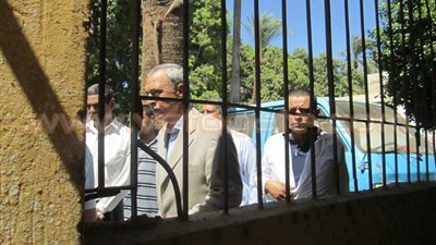 بالفيديو والصور.. محافظ قنا ينتقد تدني النظافة بمستشفى الوقف المركزي