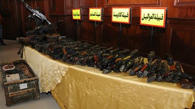 شيوخ سيناء يسلمون قائد الجيش الثاني أسلحتهم غير المرخصة