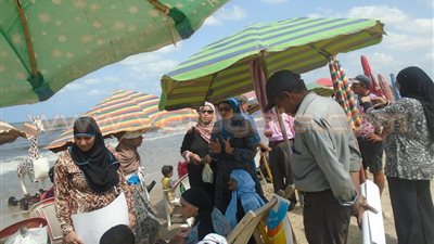 بالصور.. لجنة شئون البيئة تتفقد شواطئ مصيف جمصة بالدقهلية