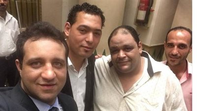 أحمد مرتضى منصور يودع البرلمان بصورة سيلفي مع عمال البوفيه