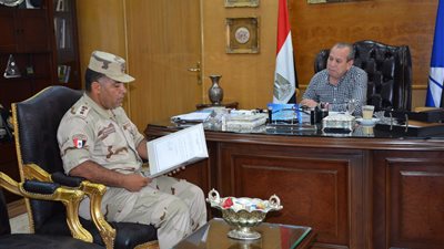 محافظ دمياط والمستشار العسكري يبحثان جاهزية المدارس العسكرية