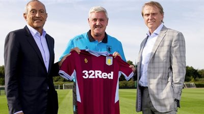 أستون فيلا يعلن بقاء مدربه بعد اجتماع ناصف ساويرس