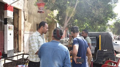 المعايرة بالشرف وراء أبشع جريمة قتل في عين شمس.. سمكرى يطعن «أحمد عفشة» 11 طعنة في جلسة «الدومينو».. الجيران: المتهم اعتاد سب الضحية بكلمة: «شوف مراتك خانتك مع مين» (فيدي