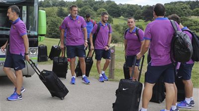 بالصور.. «ميسي» يصل إنجلترا مع برشلونة لخوض معسكر الإعداد