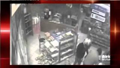 بالفيديو.. لص ينقذ رجلًا من الموت