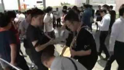 بالفيديو.. ازدهار السوق السوداء لبيع «آي فون 6»