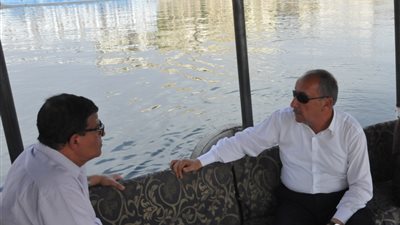 محافظ أسوان يتفقد موقع ظهور بقعة الزيت بنهر النيل