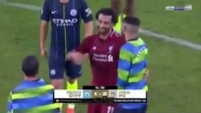 حديث خاص بين محمد صلاح ورياض محرز بعد ودية ليفربول ومانشستر