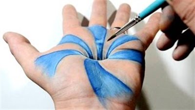 بالفيديو.. شخص يرسم على يده بتقنية 3D