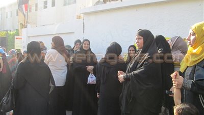 بالصور.. أولياء أمور الطلاب ينتظرون أبناءهم أمام المدارس بقنا