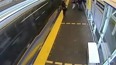 لحظة اعتداء رجل على امرأة بالضرب المبرح داخل محطة قطار (فيديو)