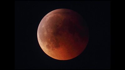 البحوث الفلكية تجهز مناظير لرصد الخسوف الكلي للقمر